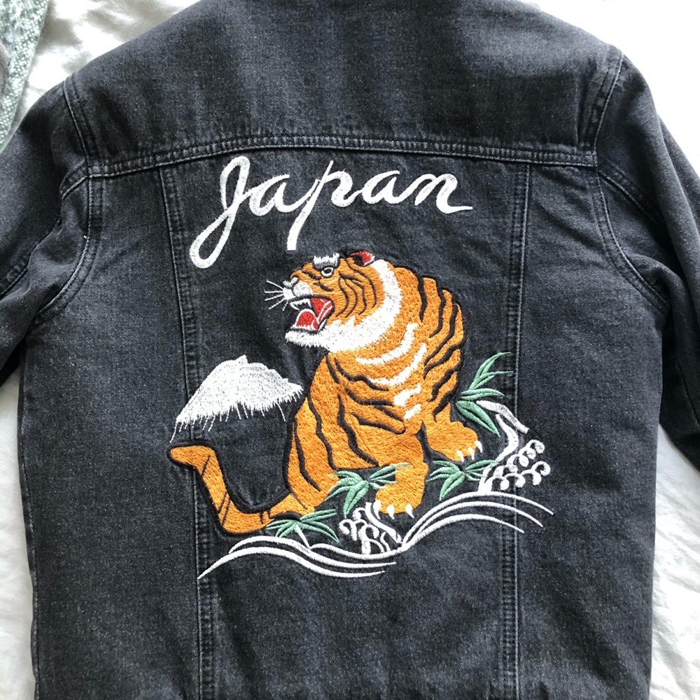 denim jacket w/ tiger embroidery